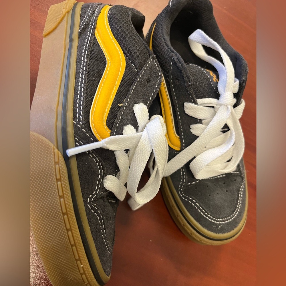 Vans side stripe skate shoes size 1 youth